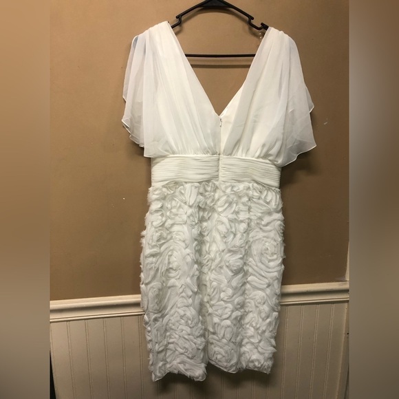 JS Collections White Flutter Sleeve Chiffon Petal Bottom Event Dress Size6 - Picture 1 of 8